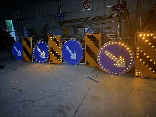 新乡新乡河南太阳能交通标牌 河南自发光交通路标牌厂家